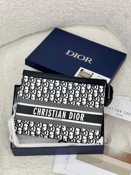 كلتش DIOR كوالتي ماستر شامل العلبة