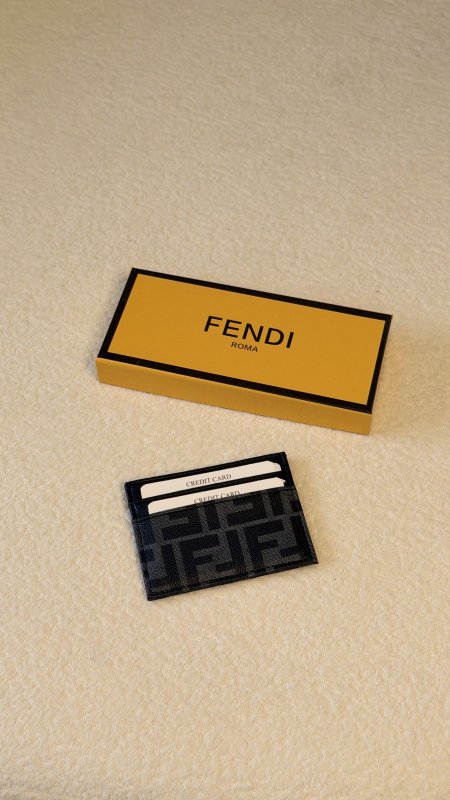 جزدان بطاقات FENDI كوالتي ماستر 💳