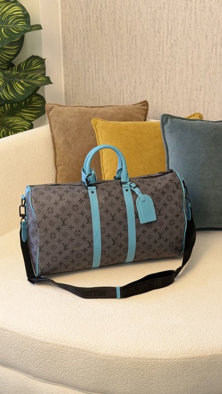 شنطة سفر Lv كوالتي ماستر <br> <span class='text-color-warm'>سيتوفر قريباً</span>