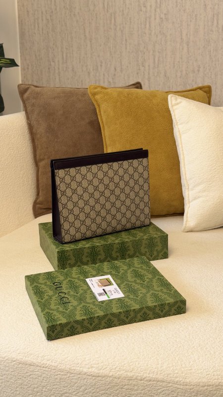 كلتش شبابي كوالتي ماستر شامل علبة 👝