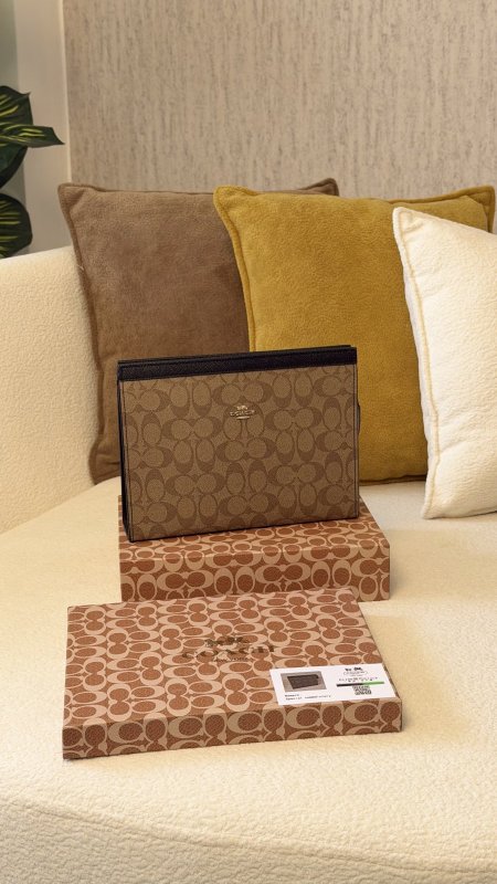 كلتش شبابي كوالتي ماستر شامل علبة 👝