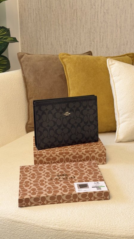 كلتش شبابي كوالتي ماستر شامل علبة 👝