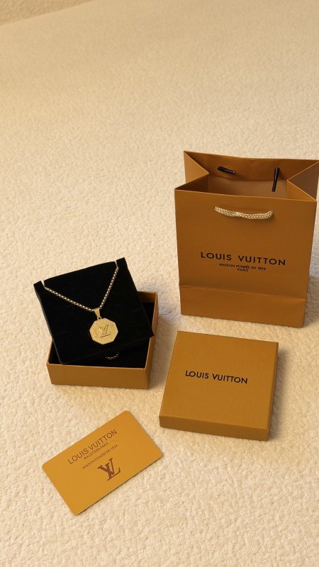 سنسال LV شاملة العلبة الاصلية