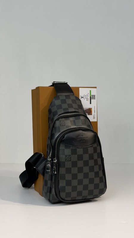 شنطة كتف LV كوالتي ماستر شامل علبة 🎒 <br> <span class='text-color-warm'>سيتوفر قريباً</span>