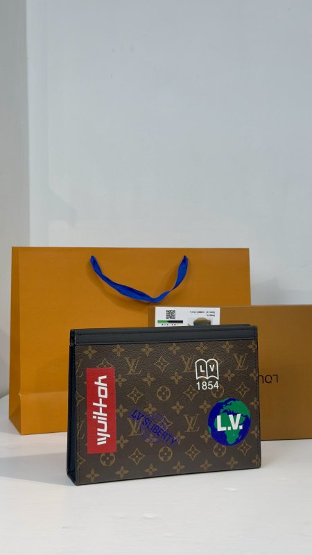 كلتش شبابي كوالتي ماستر شامل علبة 👝
