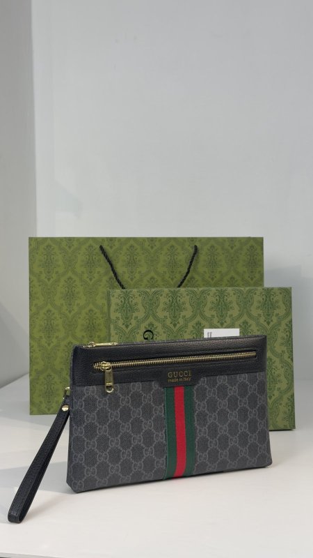 كلتش شبابي  كوالتي ماستر شامل علبة 👝