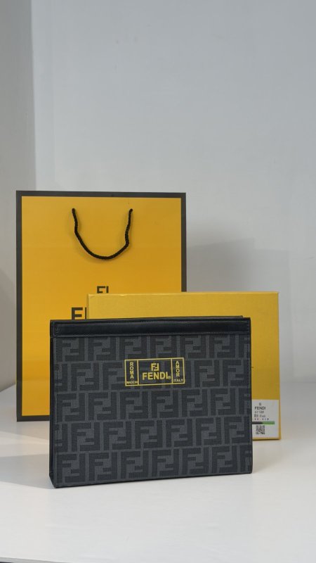 كلتش شبابي كوالتي ماستر شامل علبة 👝