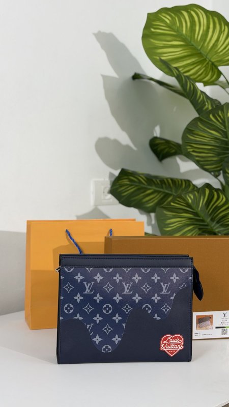 كلتش شبابي كوالتي ماستر شامل علبة 👝
