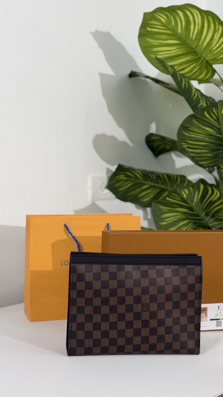 كلتش شبابي كوالتي ماستر شامل علبة 👝