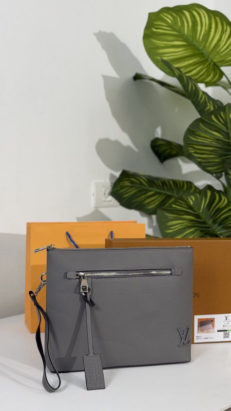 كلتش شبابي كوالتي ماستر شامل علبة 👝