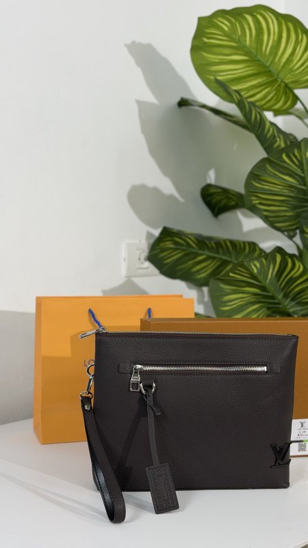 كلتش شبابي كوالتي ماستر شامل علبة 👝